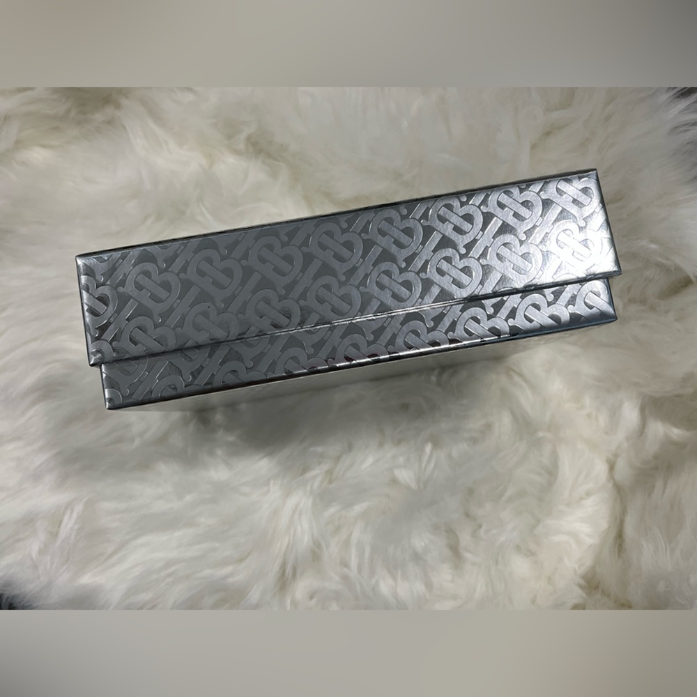 Burberry Gift Box - Picture 3 of 4